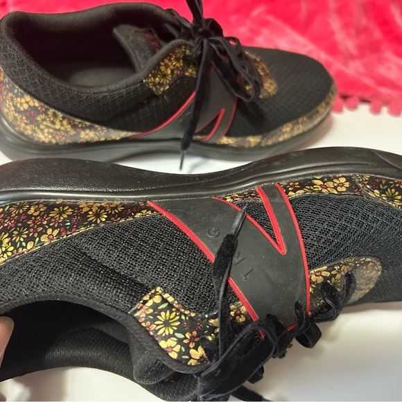7-1/2 Alegria Sneakers with floral Design - Picture 11 of 12